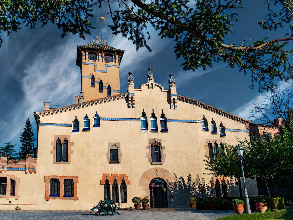 Restauración con materiales tradicionales de una fachada modernista